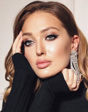 Güzel, şehvetli, sarı kıvırcık saçlı, zarif elbiseli bir kadın.