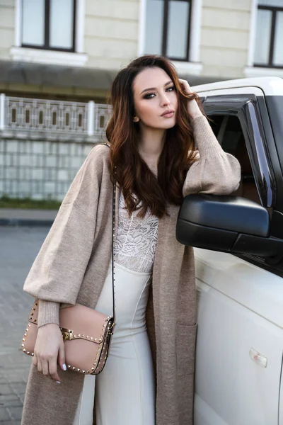 Mooie sensuele vrouw met donker haar in elegante kleren poseren — Stockfoto