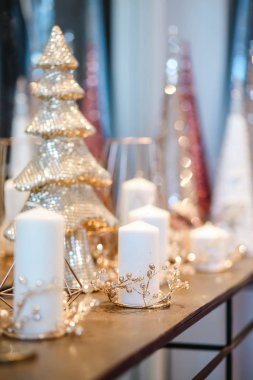 Noel ağacı ve detaylar dekore edilmiş odada