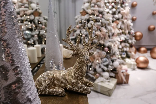 Árbol de Navidad y detalles en habitación decorada —  Fotos de Stock