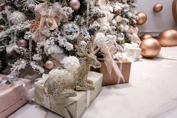 Karácsonyfa és részletek a díszített szobában — Stock Fotó