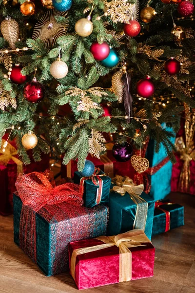 Όμορφες χριστουγεννιάτικες λεπτομέρειες σε διακοσμημένο δωμάτιο — Φωτογραφία Αρχείου
