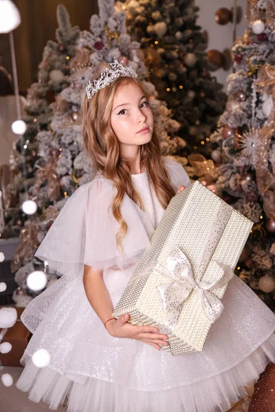 Bella ragazza con i capelli biondi in abito elegante in posa con pres — Foto Stock