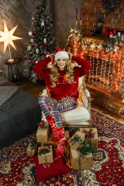 Mooi meisje met blond haar in elegante jurk poseren in decora — Stockfoto