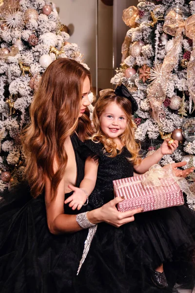 Mooie vrouw met rood haar in luxe jurk poseren met haar — Stockfoto