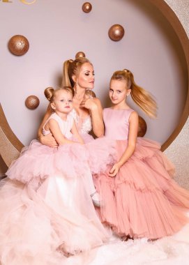 Sarı saçlı, zarif elbiseli güzel bir kadın.