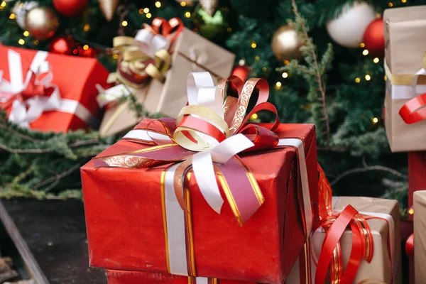 Χριστουγεννιάτικο δέντρο με μπάλες και γιρλάντες και δώρα — Φωτογραφία Αρχείου
