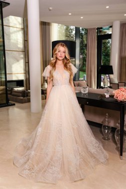 Güzel gelin, sarı saçlı, zarif gelinlik giymiş. 