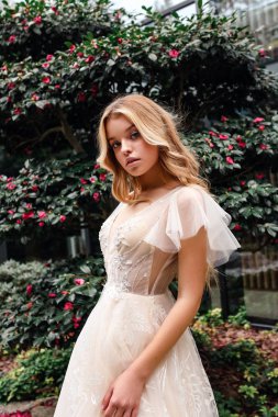 Şık bir gelinlik içinde sarı saçlı güzel bir gelin.