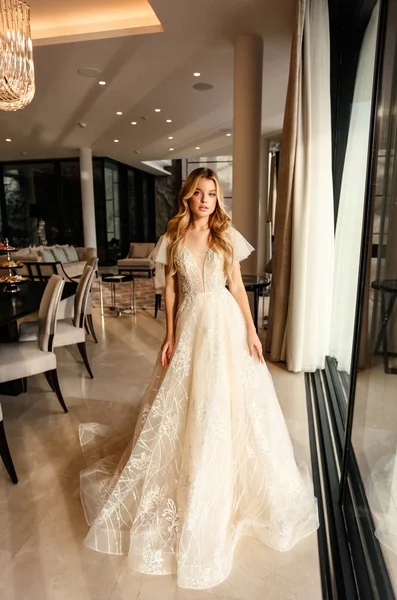 Belle mariée aux cheveux blonds dans une élégante robe de mariée posant — Photo