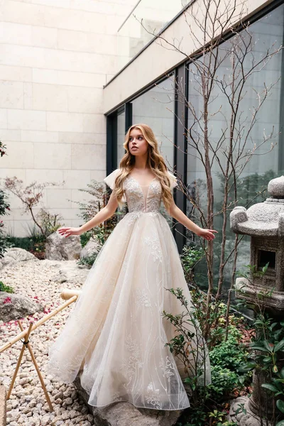 Beautiful young bride with blond hair in luxurious wedding dress — Stock Photo, Image