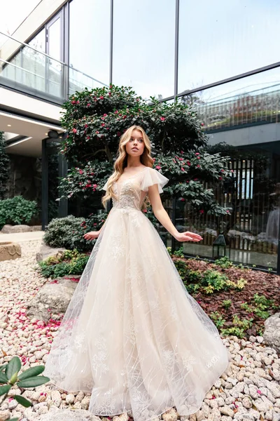 Hermosa novia joven con cabello rubio en vestido de novia de lujo —  Fotos de Stock