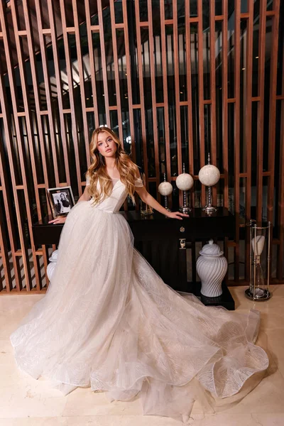 Красива наречена з світлим волоссям в елегантній весільній сукні позує — стокове фото