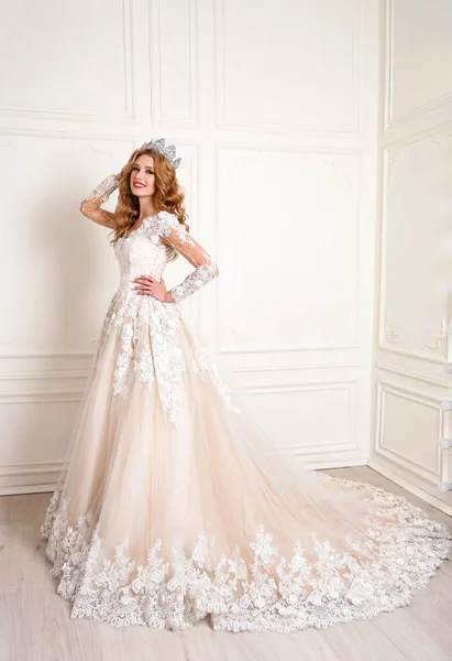 Bela mulher com cabelo loiro no vestido de casamento luxuoso com — Fotografia de Stock