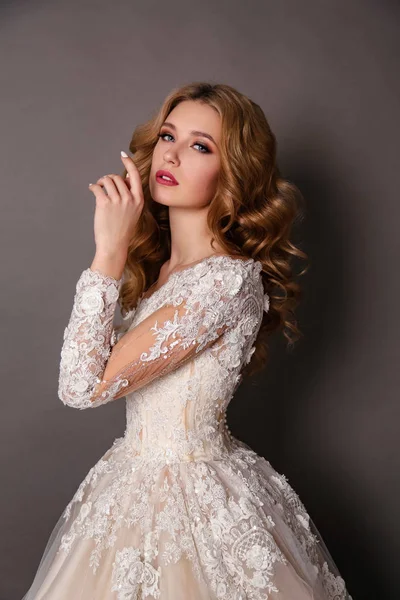 Bela mulher com cabelo loiro no vestido de casamento luxuoso com — Fotografia de Stock