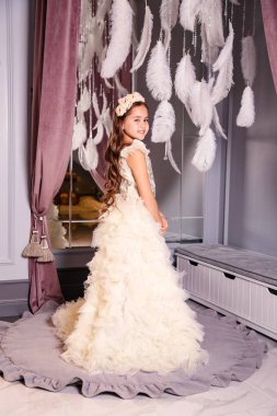 Güzel, sevimli, siyah saçlı, siyah saçlı, zarif bir kız.