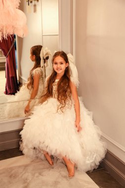 Güzel, sevimli, siyah saçlı, siyah saçlı, zarif bir kız.