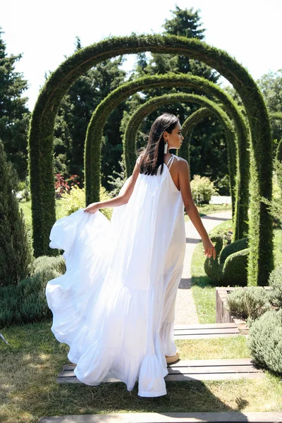 Foto Moda Mulher Bonita Com Cabelo Escuro Vestido Elegante Acessórios — Fotografia de Stock