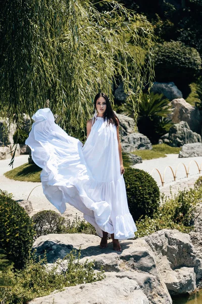 Photo Mode Belle Femme Aux Cheveux Foncés Dans Une Robe — Photo