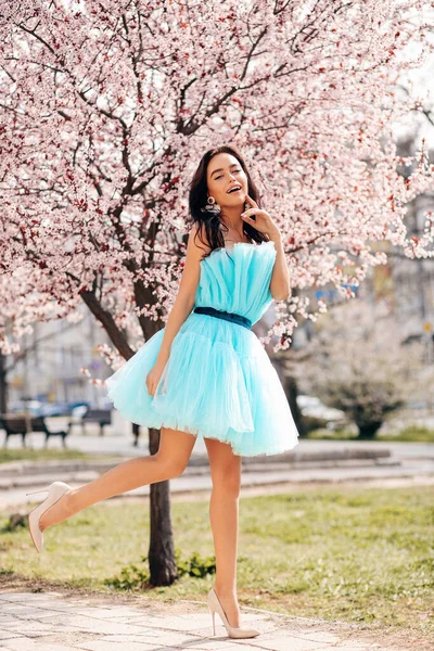 Foto Moda Aire Libre Hermosa Mujer Con Pelo Oscuro Vestido —  Fotos de Stock