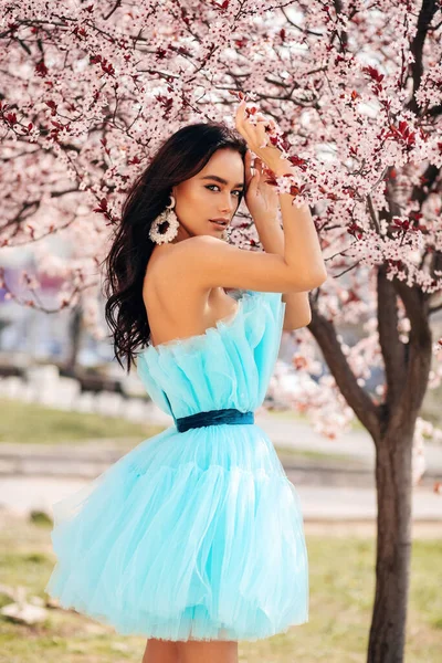 Fashion Outdoor Foto Van Mooie Vrouw Met Donker Haar Elegante — Stockfoto