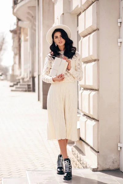 Mode Outdoor Foto Van Mooie Vrouw Met Donker Haar Elegante — Stockfoto