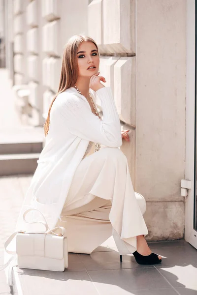 Moda Foto Livre Mulher Bonita Com Cabelo Escuro Roupas Elegantes — Fotografia de Stock