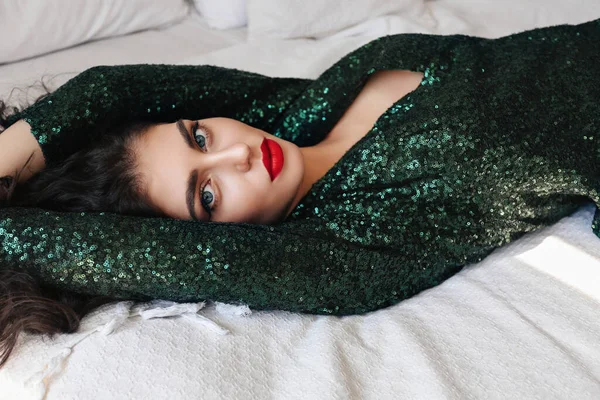Güzel Kıvırcık Saçlı Aksesuarlı Zarif Elbiseli Seksi Bir Kadının Moda — Stok fotoğraf