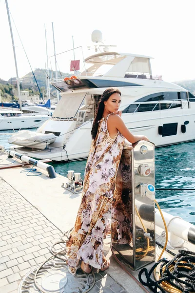 Moda Foto Livre Mulher Bonita Com Cabelo Escuro Vestido Elegante — Fotografia de Stock