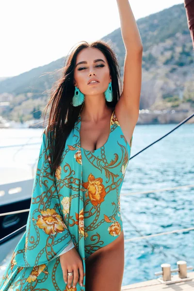 美しいセクシーな女性のファッション屋外写真暗い髪でエレガントな水着姿で豪華なヨットでポーズ — ストック写真