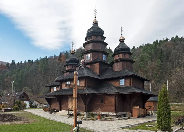 Dřevěný kostel St Elias v Jaremče, Ukrajina — Stock fotografie