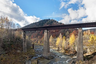 Yaremche, Ukrayna Prut Nehri üzerinde köprü