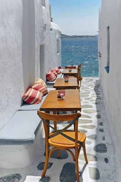 O caminho estreito para o mar na ilha de Mykonos, na Grécia — Fotografia de Stock