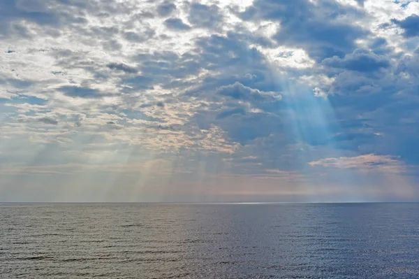 Ägäische Meereslandschaft mit Sonnenstrahlen — Stockfoto