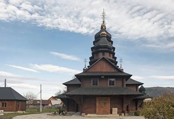 Ξύλινη εκκλησία του Αγίου Ηλία, Ντόρα, Γιαρέμτσε, Ουκρανία — Φωτογραφία Αρχείου