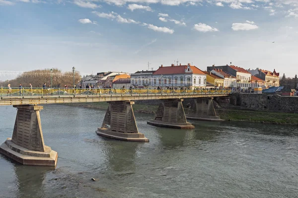 Uzhhorod, Ukrayna Uzh Nehri üzerinde köprü