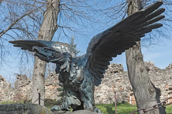 Turul estatua de águila de bronce del castillo de Uzhhorod Ungvar en Ucrania — Foto de Stock