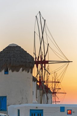 Mykonos windmills gün batımında