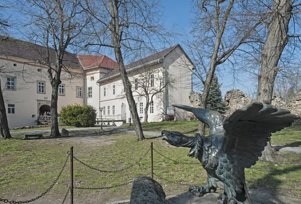 중세의 우주 고 로트 성, Ungvar, 우크라이나에서 Turul — 스톡 사진