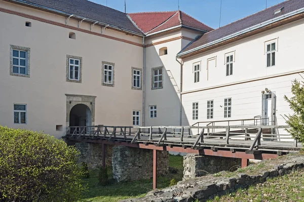 A ponte sobre fosso do castelo de Uzhhorod, Ungvar, na Ucrânia — Fotografia de Stock