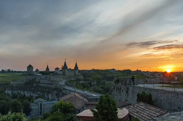 Castelo de Kamianets-Podilskyi, Ucrânia ao pôr-do-sol — Fotografia de Stock
