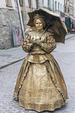 Lviv, Ukrayna'nın sokakta şemsiye ile retro kostüm busking MIME