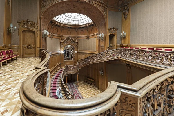 El elegante interior del vestíbulo en la Casa de los Científicos en Lviv, Ucrania —  Fotos de Stock