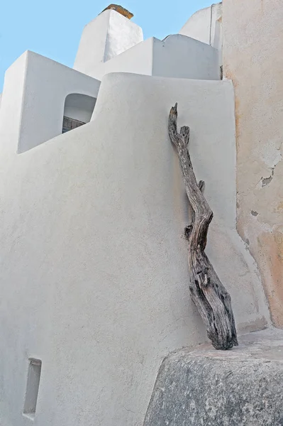 Arquitectura Emporio y una rama de madera en Santorini —  Fotos de Stock