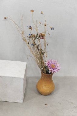 Kuru çiçekli natürmort