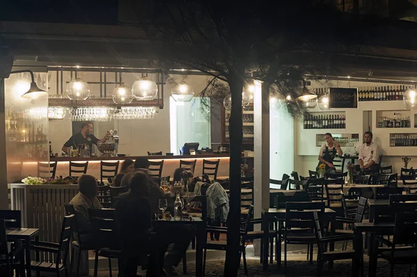 Tourists in a night cafe at the port of Chora, Naxos, Greece — Stock Photo, Image