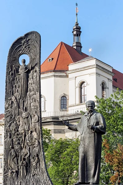 Street view with the Taras Shevchenko monument in Lviv, Ukraine — Stock Photo, Image