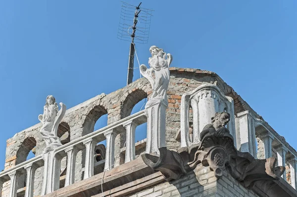 O telhado decorado da casa com quimeras em Lutsk, Ucrânia — Fotografia de Stock