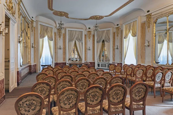 Sala lustrzana w pałacu Potockich w Lwów, Ukraina. — Zdjęcie stockowe