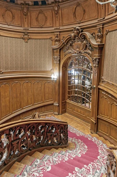 De mooie trap in de lobby van wetenschappers huis in Lviv, Oekraïne. — Stockfoto